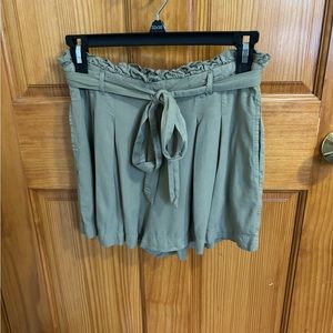 American Eagle soft pleated shorts with tie belt